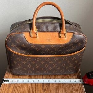 Louis Vuitton Mono Deauvill purse handbag in good condition